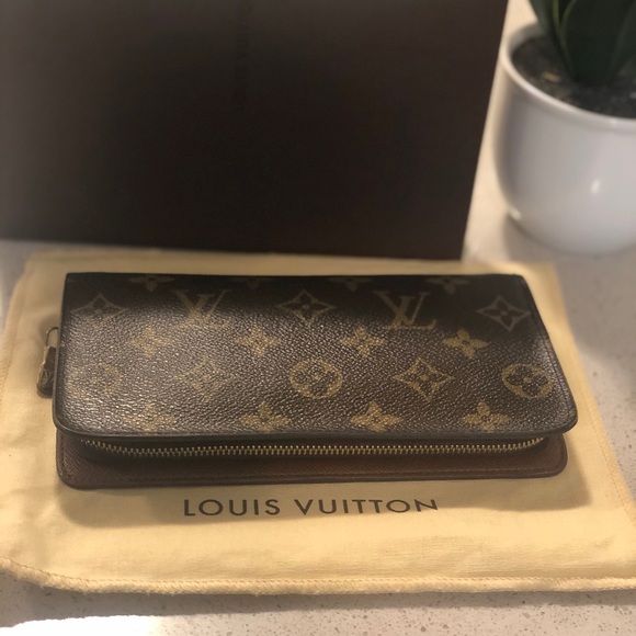 āSoldāLouis Vuitton Zippy Wallet - Picture 2 of 13
